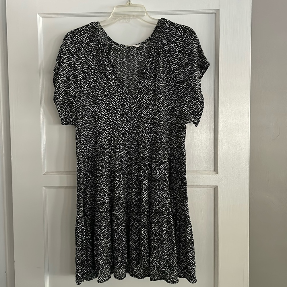 Millibon Black and White Flowy Mini Dress. Fits like a size Small